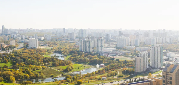 Панорамные виды открываются на парки и скверы, МГУ имени М. В. Ломоносова и Москва-Сити.