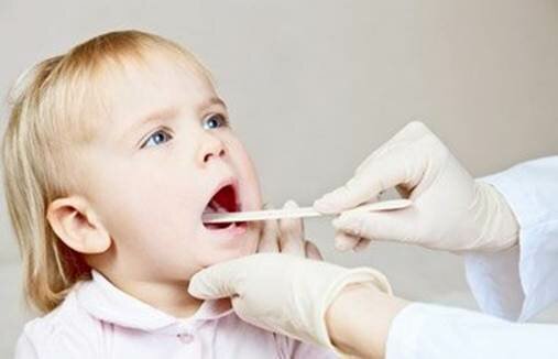 Какие лекарства от боли в горле лучше купить ребенку?