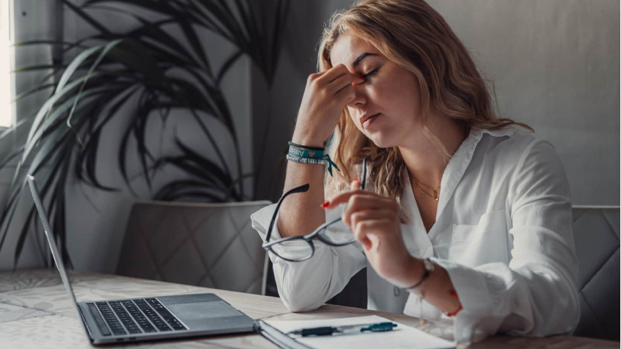 Противник красоты: как стресс разрушает волосы и кожу