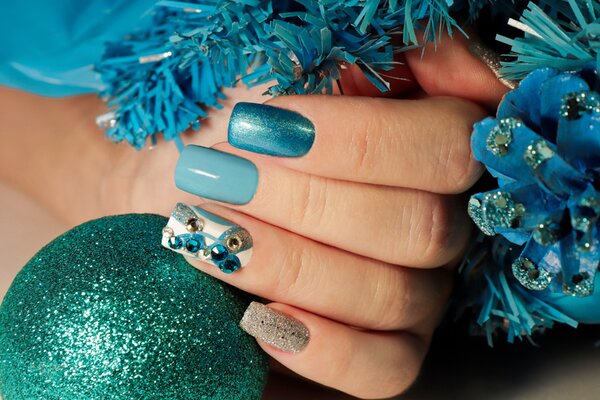 Какой маникюр сделать, чтобы блистать в новогоднюю ночь