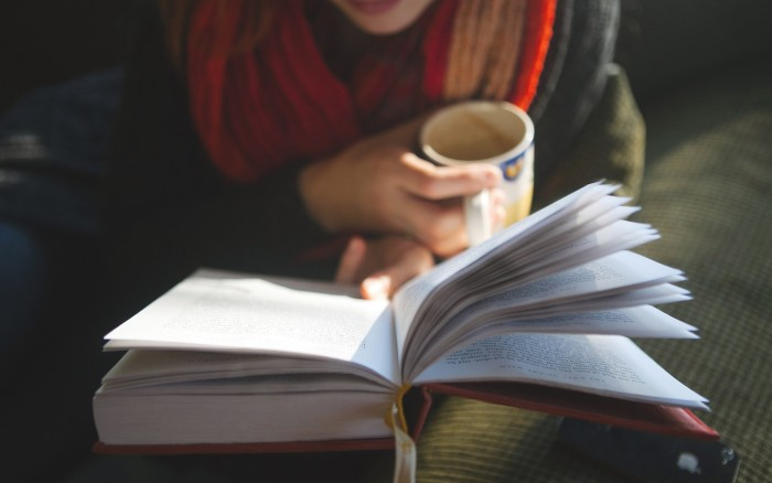 Чашка СОКОчая и новая книга: идеальный вечер книголюба