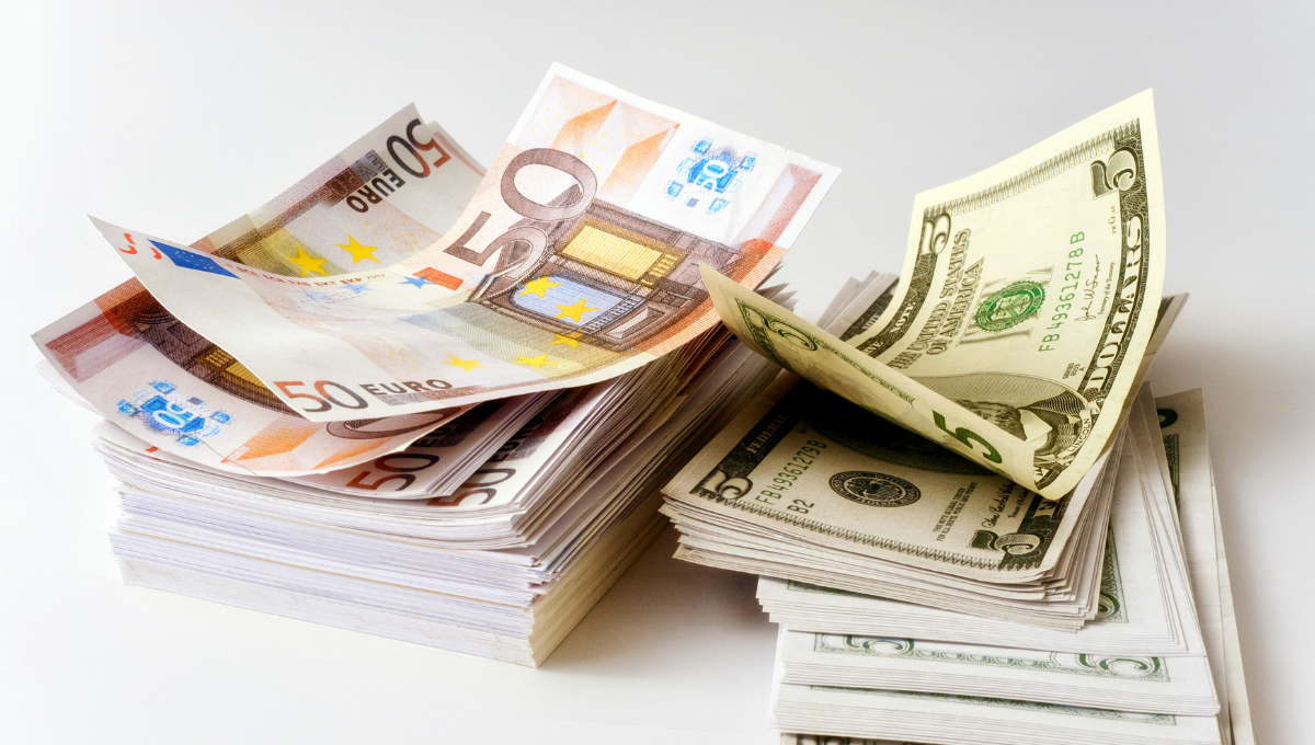 Доллары и евро становятся токсичными