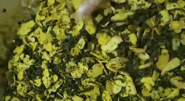 Чем удивить близких на Новый год? Подарить чай с соком!