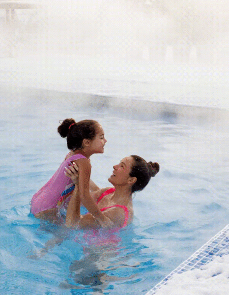 Особенно волшебно в снегопад: пар над водой и падающие снежинки создадут атмосферу настоящей зимней сказки - такое купание запомнится всей семье надолго 🥰