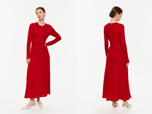 Тонкое вязаное платье алого цвета из мягкого трикотажа с добавлением шелка. Модель приталенного силуэта дополнена декоративной отделкой и узкими облегающими рукавами.