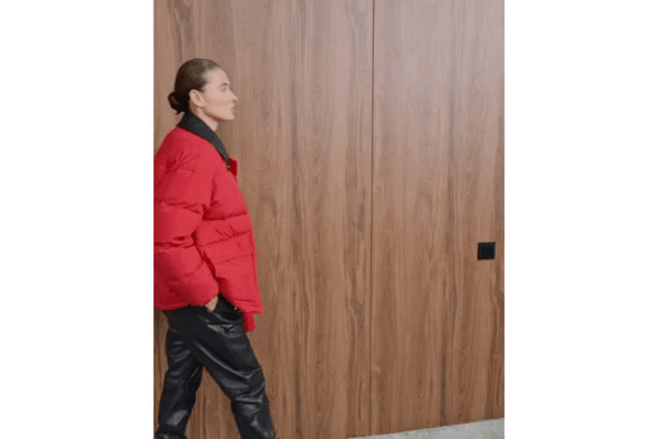 Кожаные и с пайетками — какие пуховики купить этой зимой