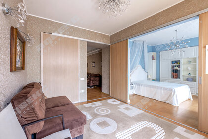 Купить 4-комнатную квартиру в монолитном доме в Санкт-Петербурге и ЛО - изображение 49