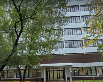 Купить однокомнатную квартиру с балконом на улице Братьев Горкушенко в Петергофе - изображение 1