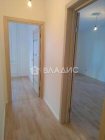 Купить трехкомнатную квартиру с ремонтом в районе Калининский в Санкт-Петербурге и ЛО - изображение 25
