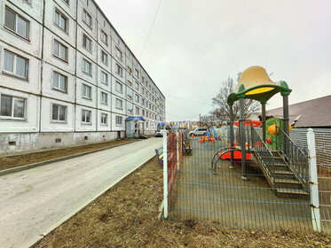 Купить трехкомнатную квартиру с высокими потолками на улице Синявинская в Москве - изображение 1