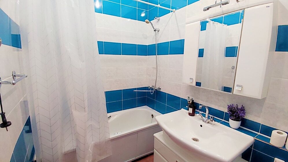 70 м², 2-комнатная квартира 3 300 ₽ в сутки - изображение 70