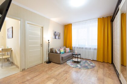 55 м², 2-комнатная квартира 2 800 ₽ в сутки - изображение 77