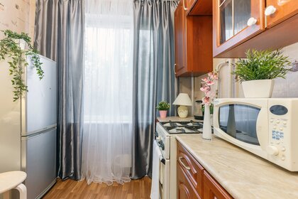 42 м², 1-комнатная квартира 2 200 ₽ в сутки - изображение 49