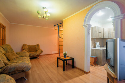 42 м², 2-комнатная квартира 2 100 ₽ в сутки - изображение 53