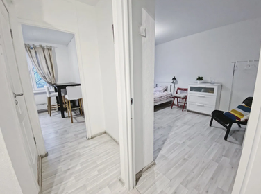 Купить однокомнатную квартиру в малоэтажных домах в Санкт-Петербурге и ЛО - изображение 1