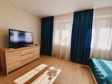 55 м², 1-комнатная квартира 7 200 ₽ в сутки - изображение 100