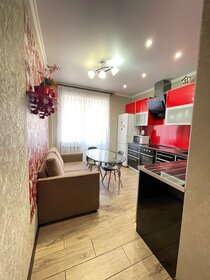 42 м², 1-комнатная квартира 2 200 ₽ в сутки - изображение 93