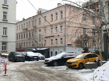 Купить двухкомнатную квартиру с панорамными окнами на улице Комсомольский проспект в Москве - изображение 32