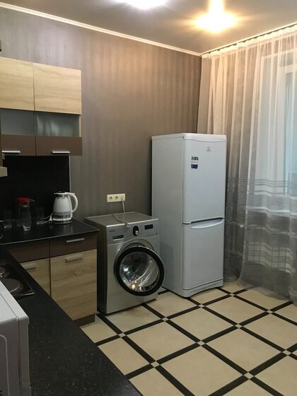 45 м², 1-комнатная квартира 1 600 ₽ в сутки - изображение 1