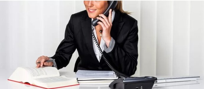 человек с телефоном консультируется с юристом онлайн