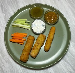 Сырные палочки с мандариновым соусом, фейхоа соусом и стеблем сельдерея
