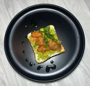 Авокадо тост с лососем, творожным сыром и семенами чиа