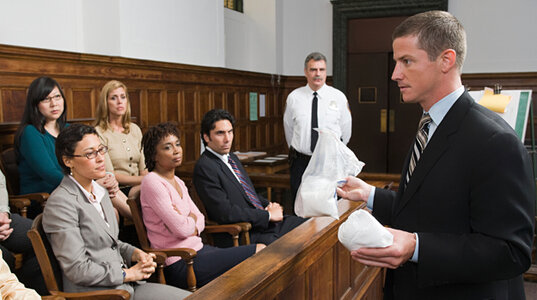 человек в суде с адвокатом