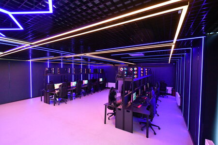 современный фиджитал центр с игровыми компьютерами
