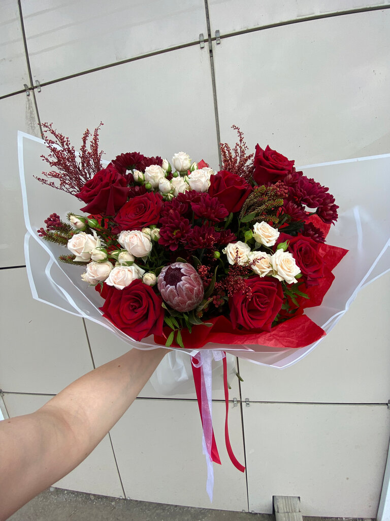 Букет с розами и протеей