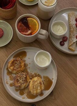 Сырники с карамелью и арахисом