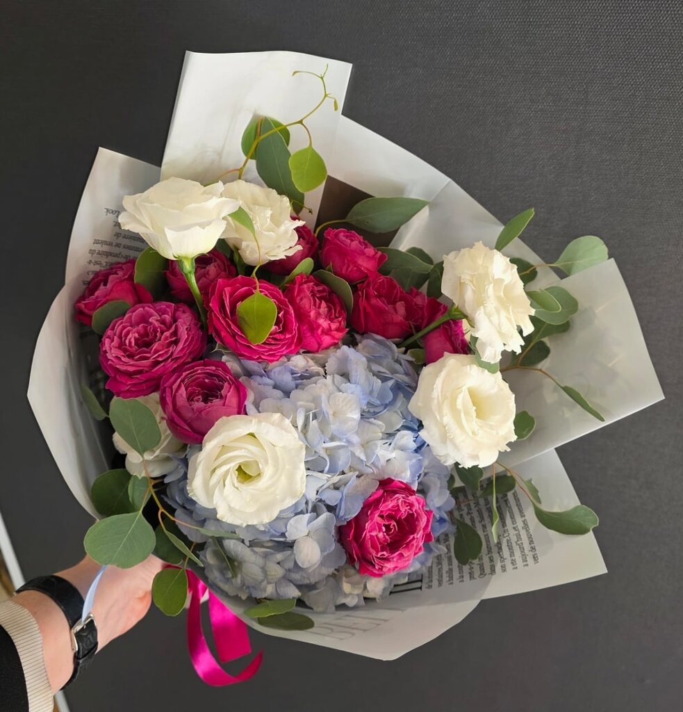 Букет с голубой гортензией