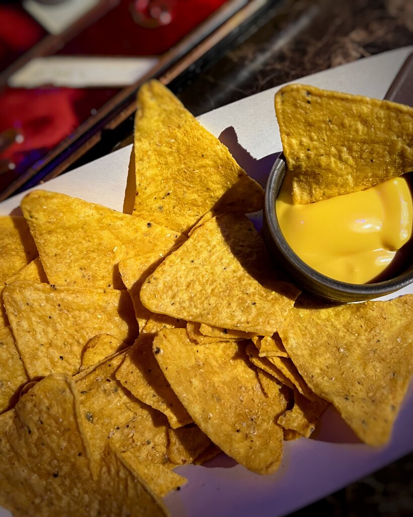 Начос с сырным соусом