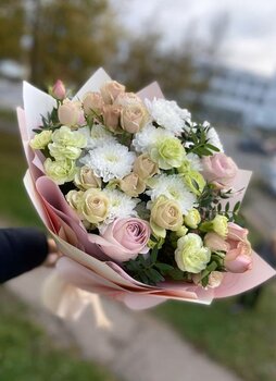 Букет с розами и хризантемами — Счастье в подарок