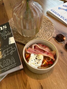 Овсянка с яйцом пашот и беконом