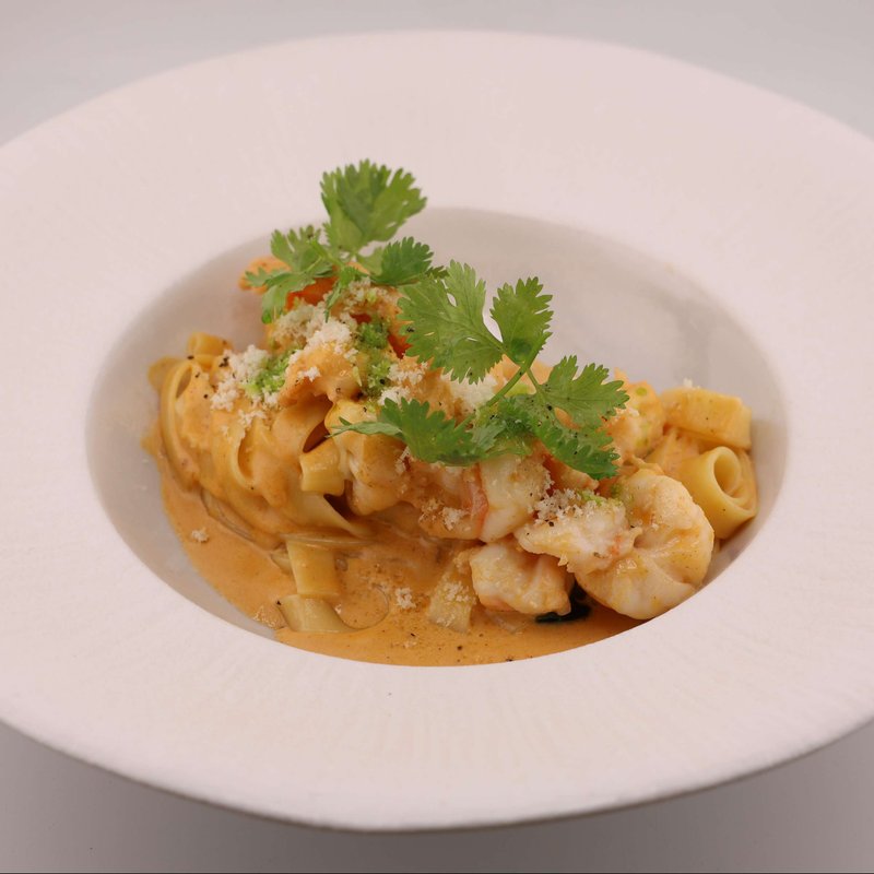Фетучини с креветками в соусе Том-ям