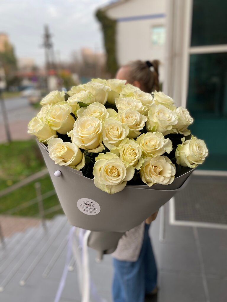 Букет из белых роз 25 шт в фоамиране