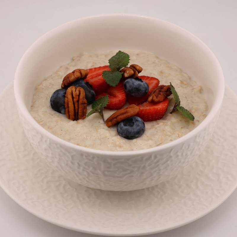 Овсяная каша с ягодами и орехом пекан