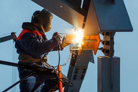 монтажники на стройке сварщик