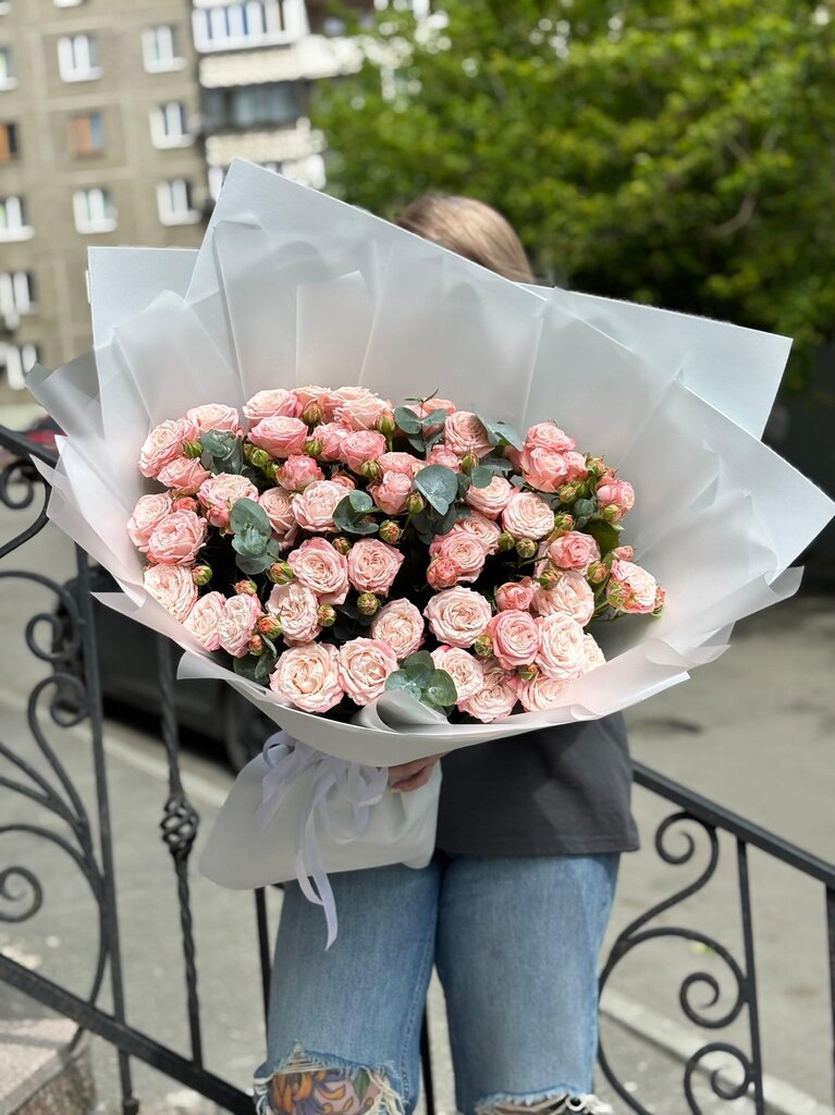 Кустовые пионовидные розы с эвкалиптом