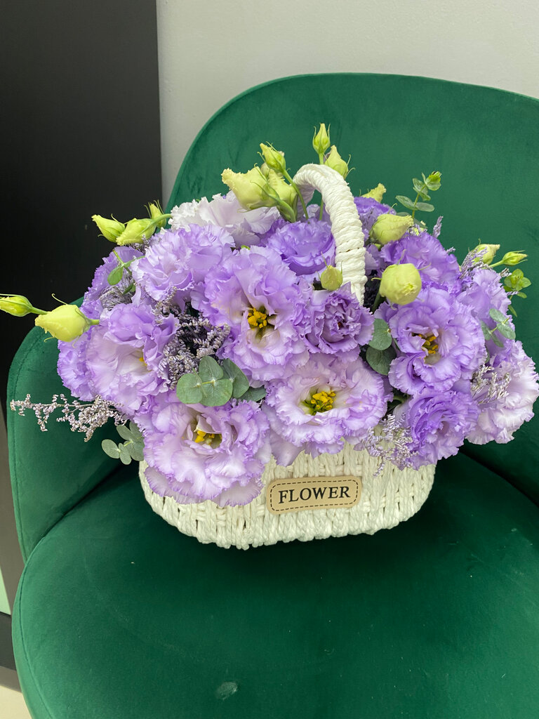 Корзина плетеная с эустомой