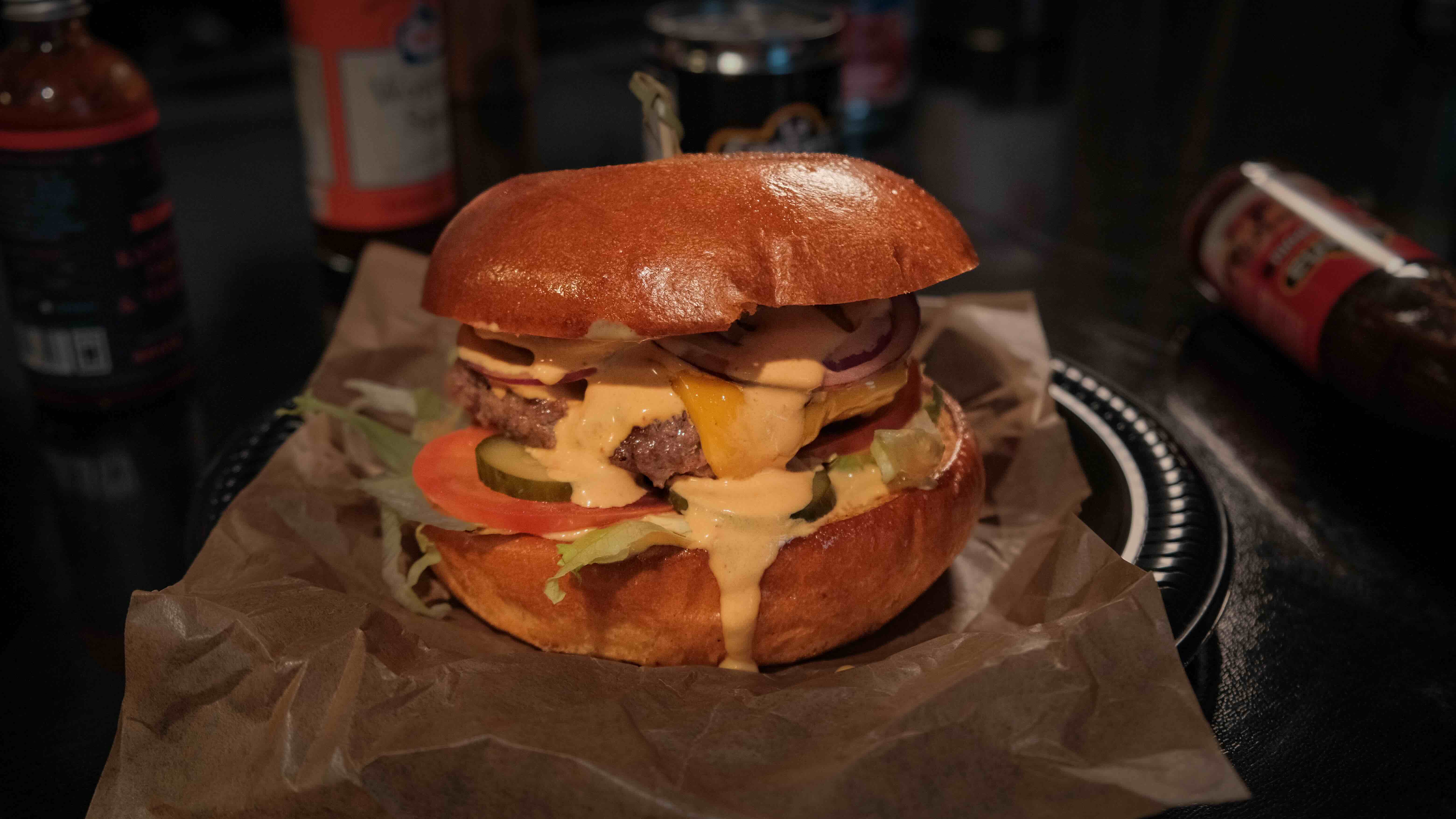 Классический бургер с соусом чипотле