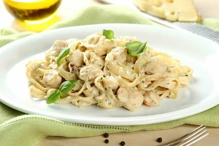 Паста с курицей в сливочном соусе