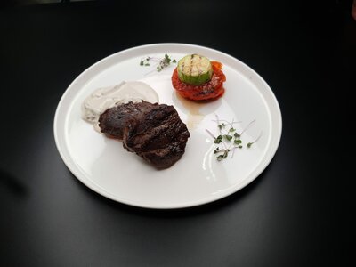 Медальоны с грибным соусом