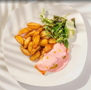 Форель с беби-картофелем и икорным соусом