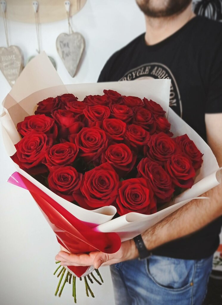 25 бордовых роз