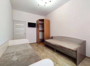 Апартаменты 3 комнатная квартира на Холмогорская ул., 68