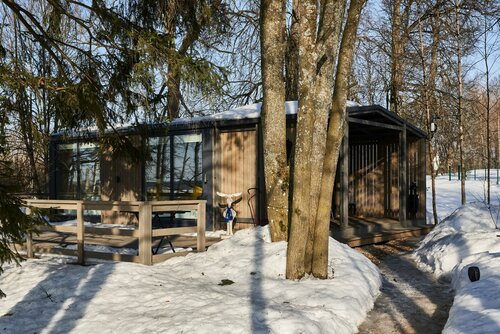 Загородный дом Домик "Хирви" - уютный коттедж на отдельном участке с вековыми деревьями в Истре