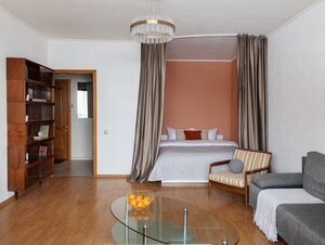 Квартира Стильная ретро квартира с балдахином в романтичном стиле