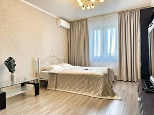 отель Предлaгаeм абсолютно новую уютную квартиpу в центpe Лeнинcкoго района в новом ЖК “Аккорд” рядом с ТРК “Алмаз”! 