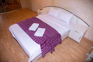 отель Большая трехкомнатная квартира класса ЛЮКС в новом доме у пруда, 75м2